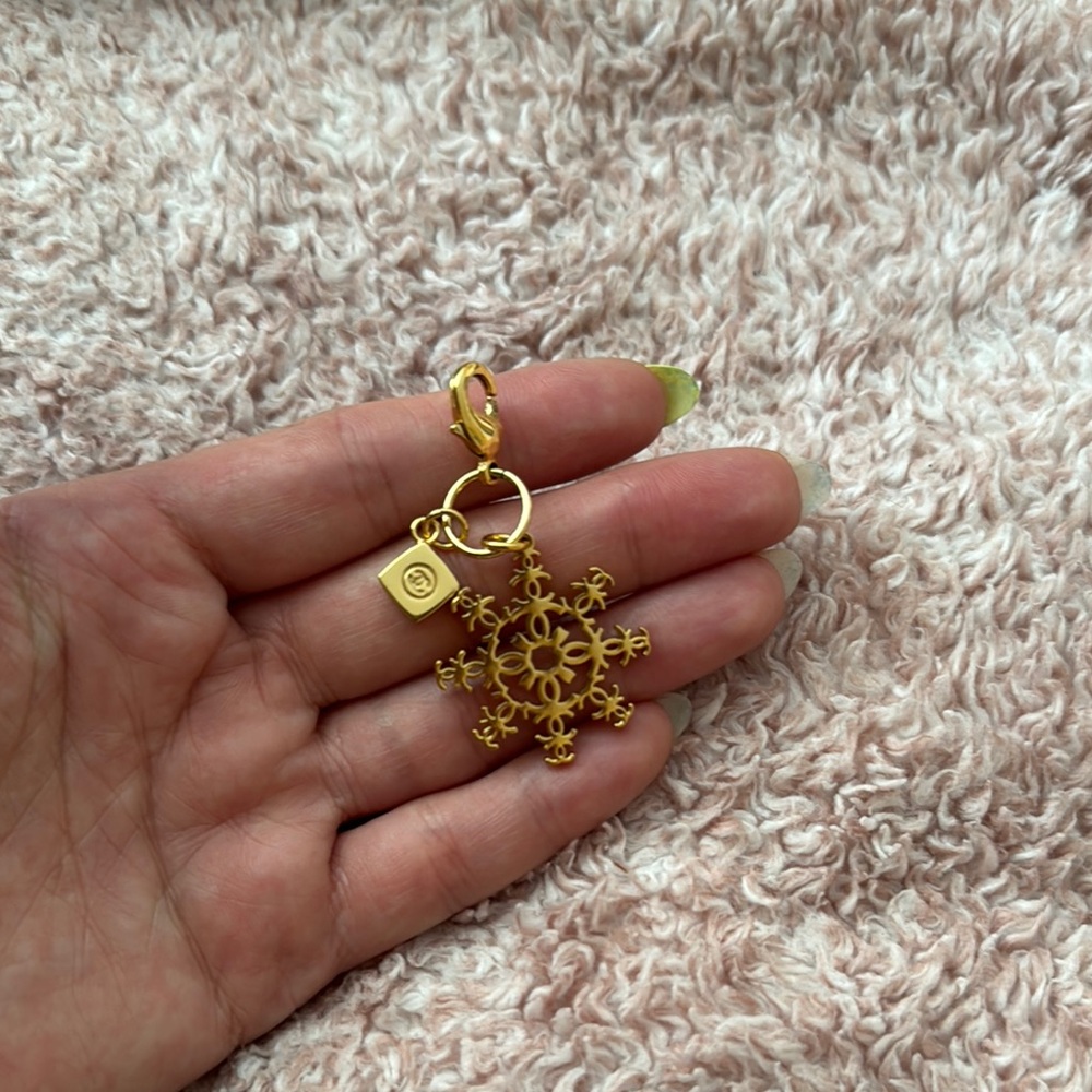 Gold Snowflake Keychain - Picture 2 of 2